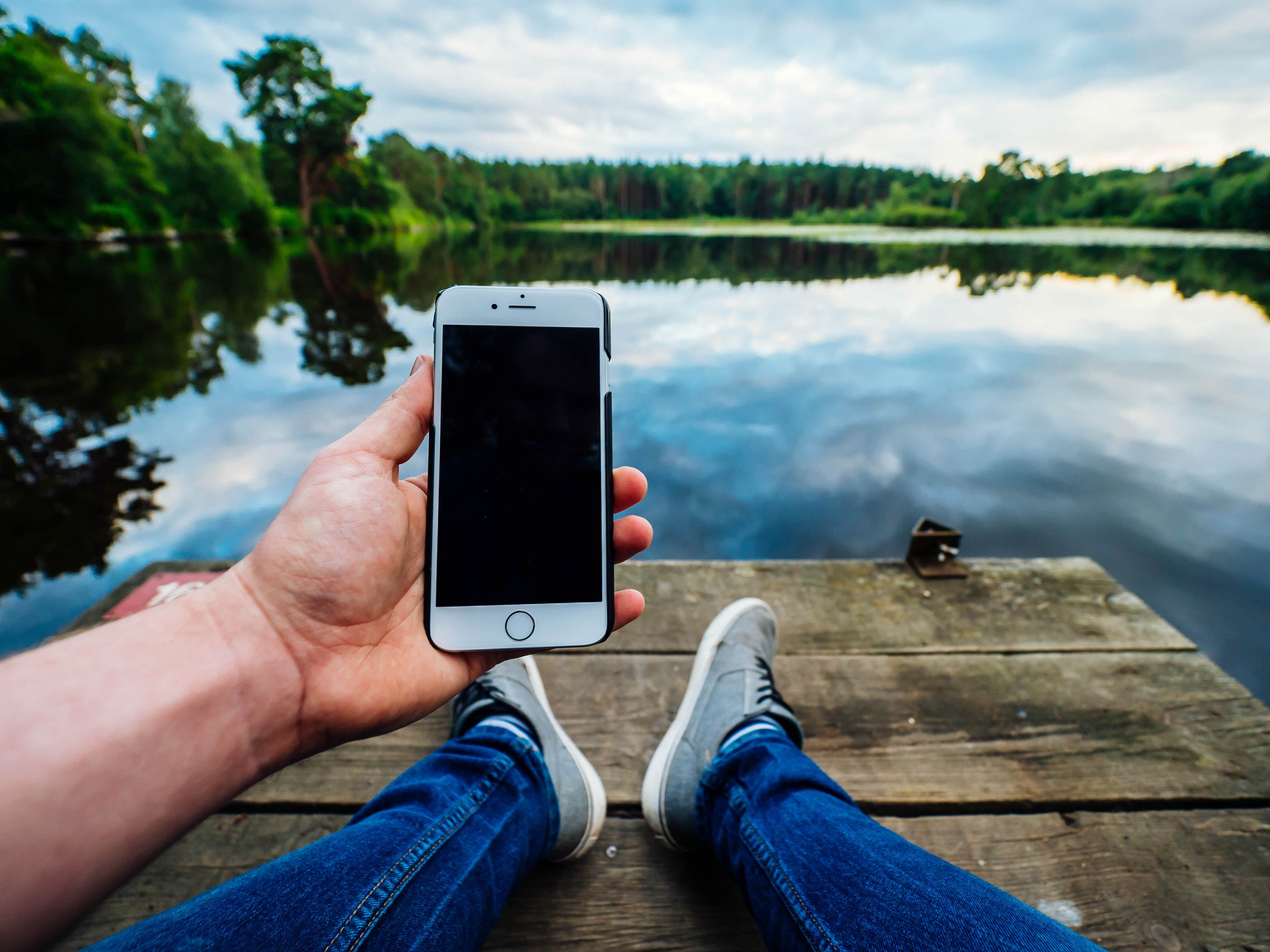 smartfon-w-ręku-widok-jezioro.jpg